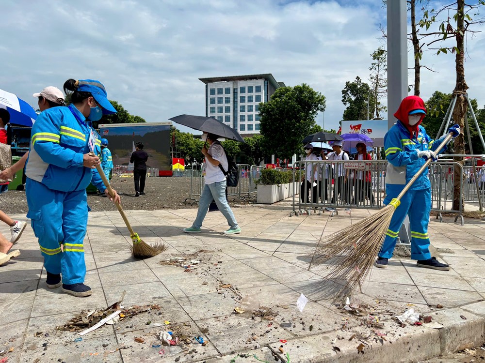Những “chiến binh áo xanh” tất bật dọn dẹp sau Tổng duyệt Lễ diễu binh, diễu hành kỷ niệm 80 năm Quốc khánh - ảnh 7