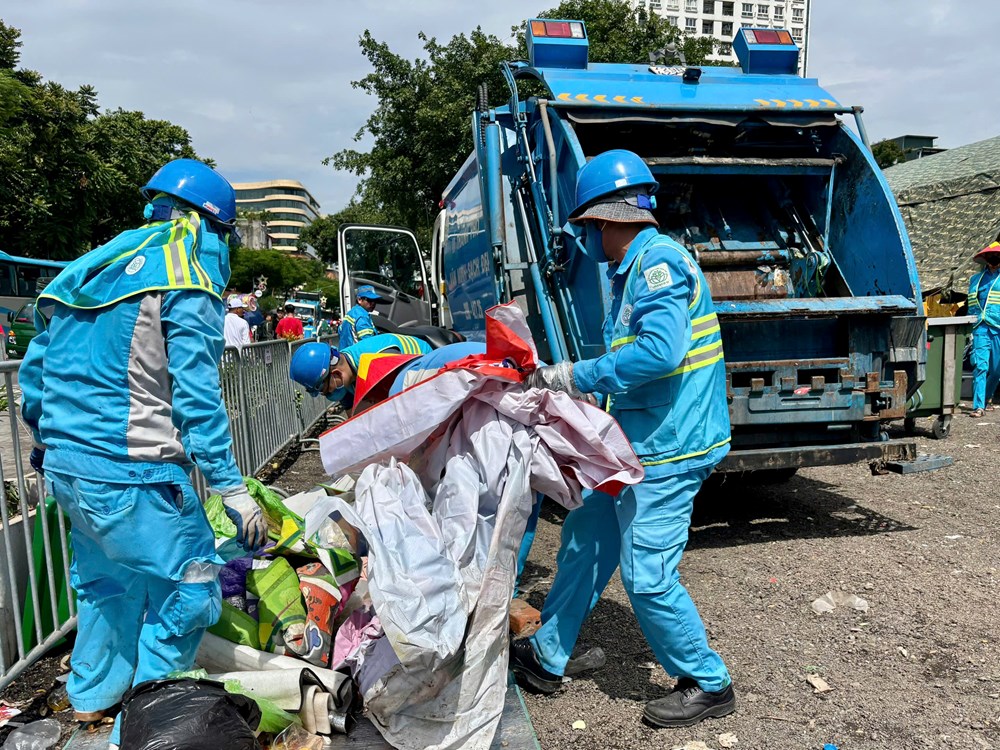 Những “chiến binh áo xanh” tất bật dọn dẹp sau Tổng duyệt Lễ diễu binh, diễu hành kỷ niệm 80 năm Quốc khánh - ảnh 9