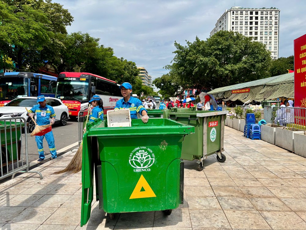 Những “chiến binh áo xanh” tất bật dọn dẹp sau Tổng duyệt Lễ diễu binh, diễu hành kỷ niệm 80 năm Quốc khánh - ảnh 8