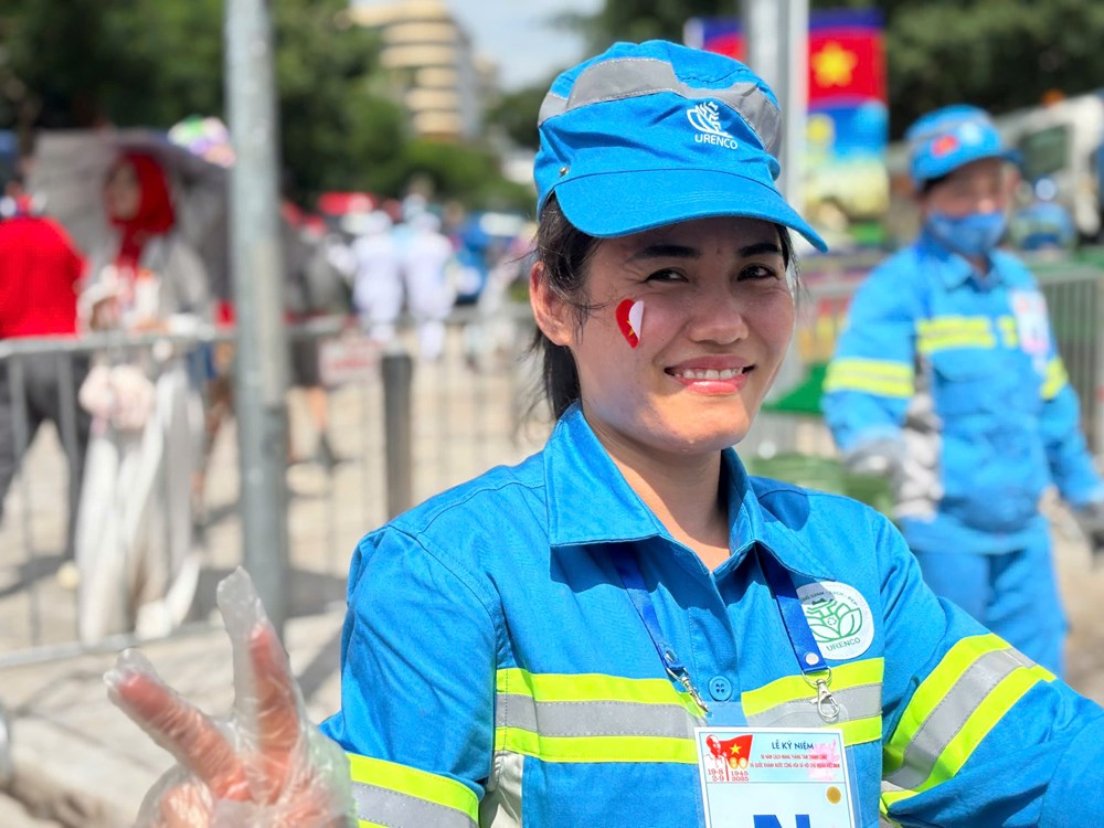 Những “chiến binh áo xanh” tất bật dọn dẹp sau Tổng duyệt Lễ diễu binh, diễu hành kỷ niệm 80 năm Quốc khánh - ảnh 11