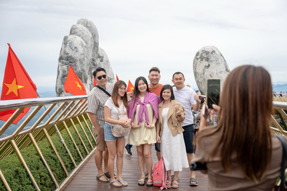 Hàng nghìn du khách check in đỉnh Bà Nà trong ngày đầu tiên của kỳ nghỉ lễ 2.9 - ảnh 9