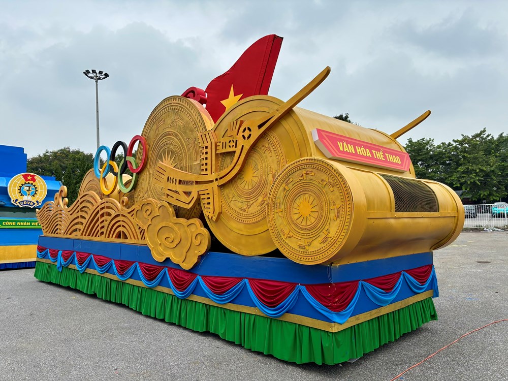 Bộ trưởng Nguyễn Văn Hùng kiểm tra công tác chuẩn bị xe mô hình phục vụ Lễ diễu binh, diễu hành kỷ niệm 80 năm Quốc khánh - ảnh 2