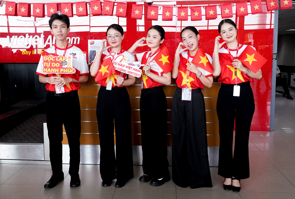 Những chuyến bay Vietjet mang cờ đỏ - sao vàng rực rỡ khắp trong ngoài nước dịp kỷ niệm 80 năm Quốc khánh 2.9 - ảnh 11