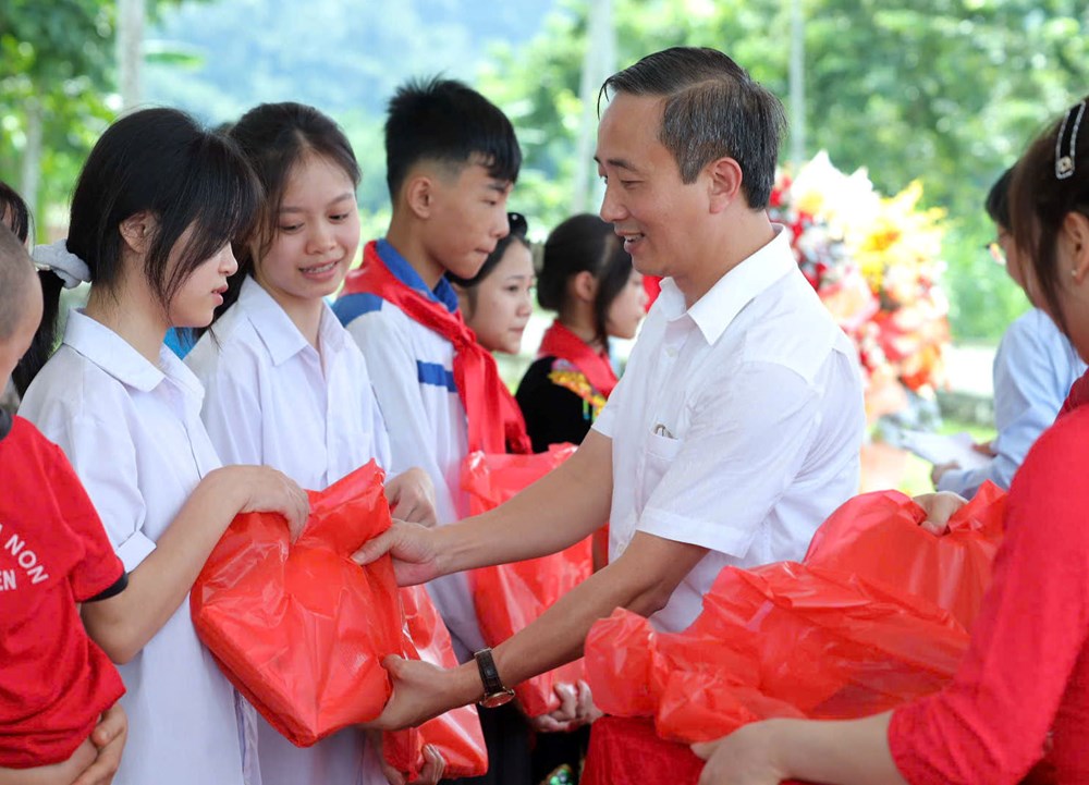 Nhà xuất bản Giáo dục Việt Nam trao tặng sách giáo khoa cho học sinh vùng khó khăn trước thềm năm học mới - ảnh 1
