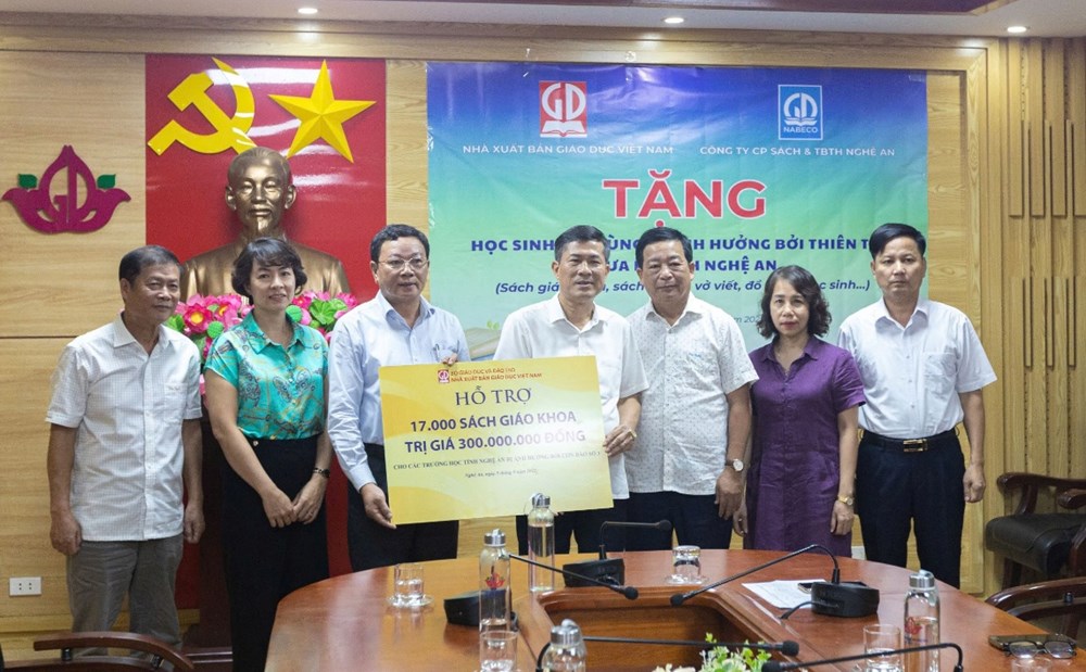 SGK của Nhà xuất bản Giáo dục Việt Nam kịp thời đến với học sinh vùng lũ Nghệ An trong ngày khai giảng - ảnh 1
