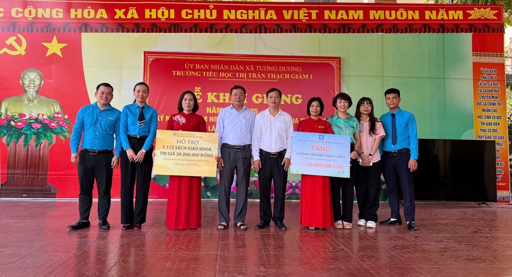SGK của Nhà xuất bản Giáo dục Việt Nam kịp thời đến với học sinh vùng lũ Nghệ An trong ngày khai giảng - ảnh 2