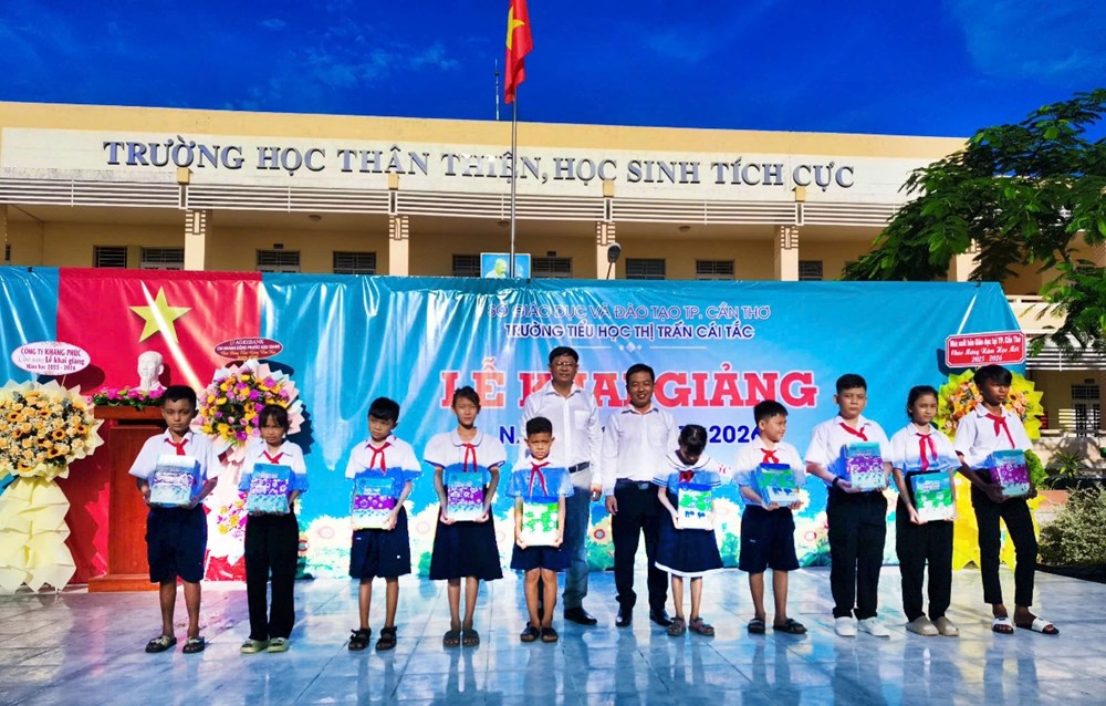 Nhà xuất bản Giáo dục Việt Nam trao tặng sách cho học sinh vùng khó khăn nhân dịp khai giảng - ảnh 1