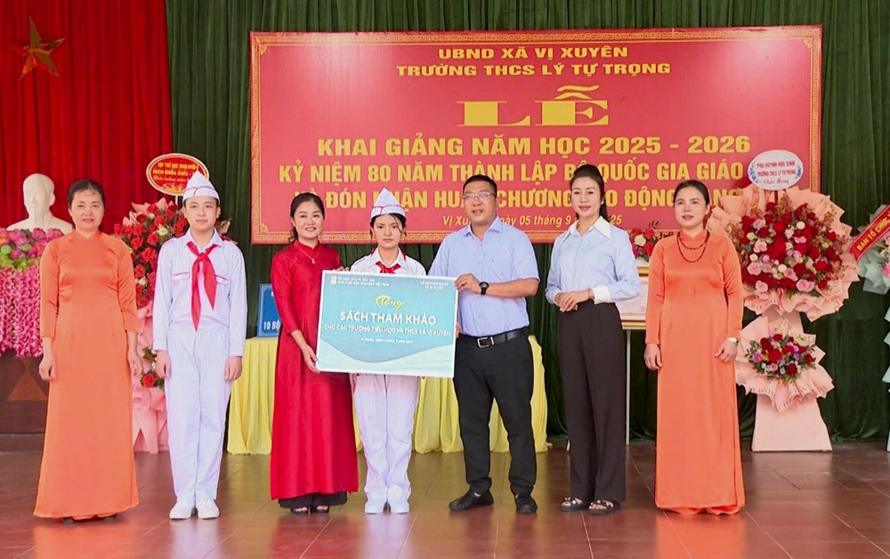 Nhà xuất bản Giáo dục Việt Nam trao tặng sách cho học sinh vùng khó khăn nhân dịp khai giảng - ảnh 2