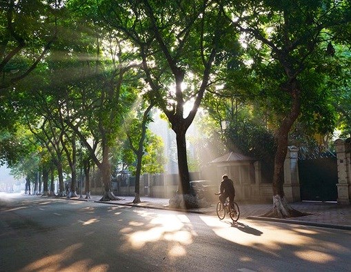 Dự báo thời tiết 4.10: Hà Nội nắng ráo, TP.HCM mưa dông cuối ngày - ảnh 1