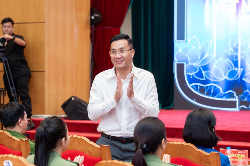 “Em Xinh – Say Hi” giao lưu cùng 500 nữ chiến sĩ Công an Nhân dân: Tôn vinh vẻ đẹp, bản lĩnh và lòng nhân ái của phụ nữ Việt - ảnh 3