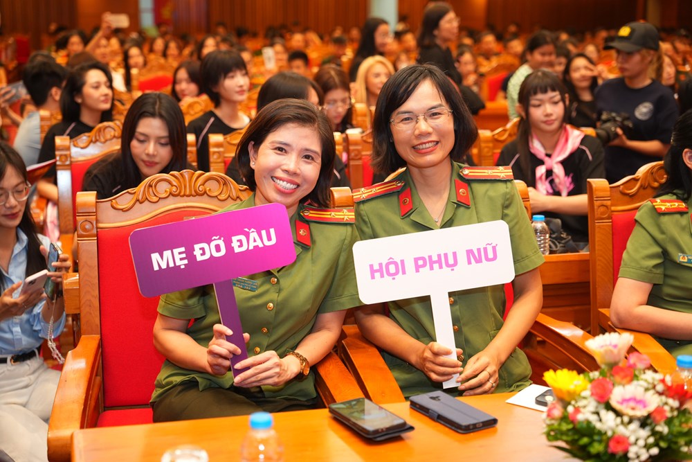 “Em Xinh – Say Hi” giao lưu cùng 500 nữ chiến sĩ Công an Nhân dân: Tôn vinh vẻ đẹp, bản lĩnh và lòng nhân ái của phụ nữ Việt - ảnh 10