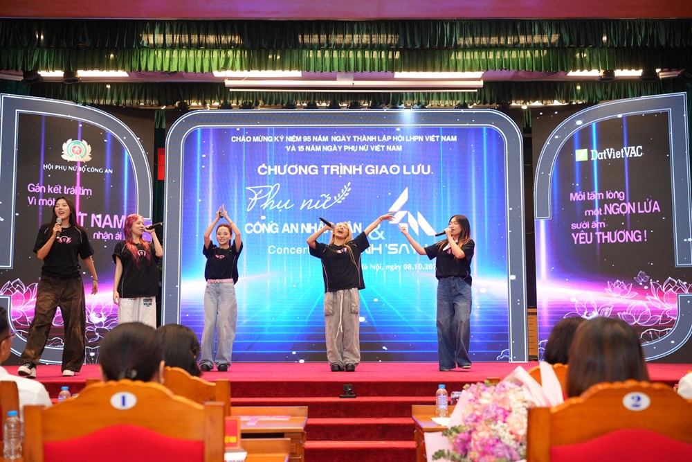 “Em Xinh – Say Hi” giao lưu cùng 500 nữ chiến sĩ Công an Nhân dân: Tôn vinh vẻ đẹp, bản lĩnh và lòng nhân ái của phụ nữ Việt - ảnh 9