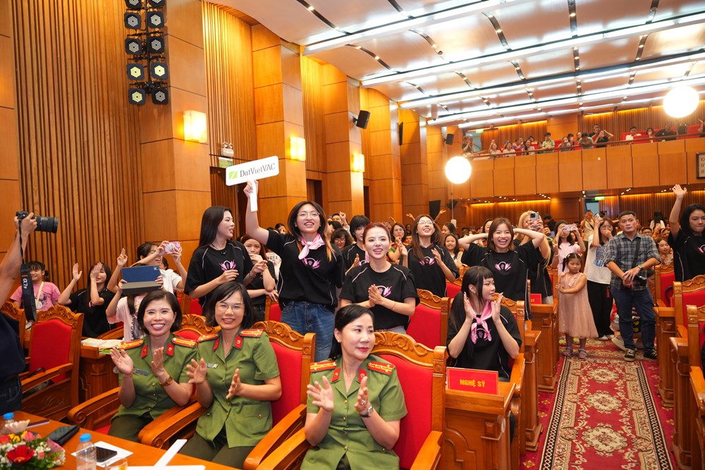 “Em Xinh – Say Hi” giao lưu cùng 500 nữ chiến sĩ Công an Nhân dân: Tôn vinh vẻ đẹp, bản lĩnh và lòng nhân ái của phụ nữ Việt - ảnh 14