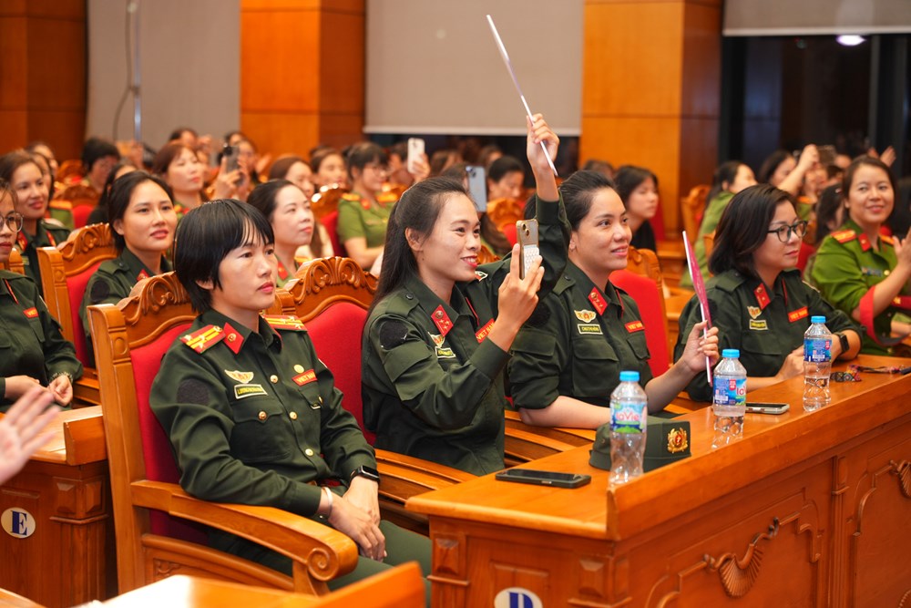 “Em Xinh – Say Hi” giao lưu cùng 500 nữ chiến sĩ Công an Nhân dân: Tôn vinh vẻ đẹp, bản lĩnh và lòng nhân ái của phụ nữ Việt - ảnh 11