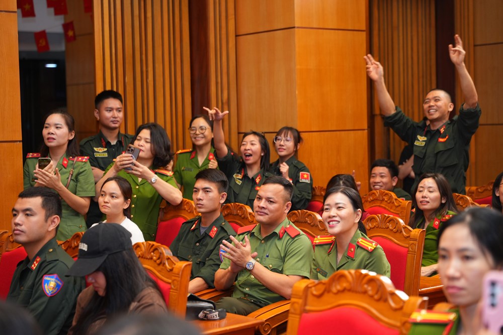 “Em Xinh – Say Hi” giao lưu cùng 500 nữ chiến sĩ Công an Nhân dân: Tôn vinh vẻ đẹp, bản lĩnh và lòng nhân ái của phụ nữ Việt - ảnh 13