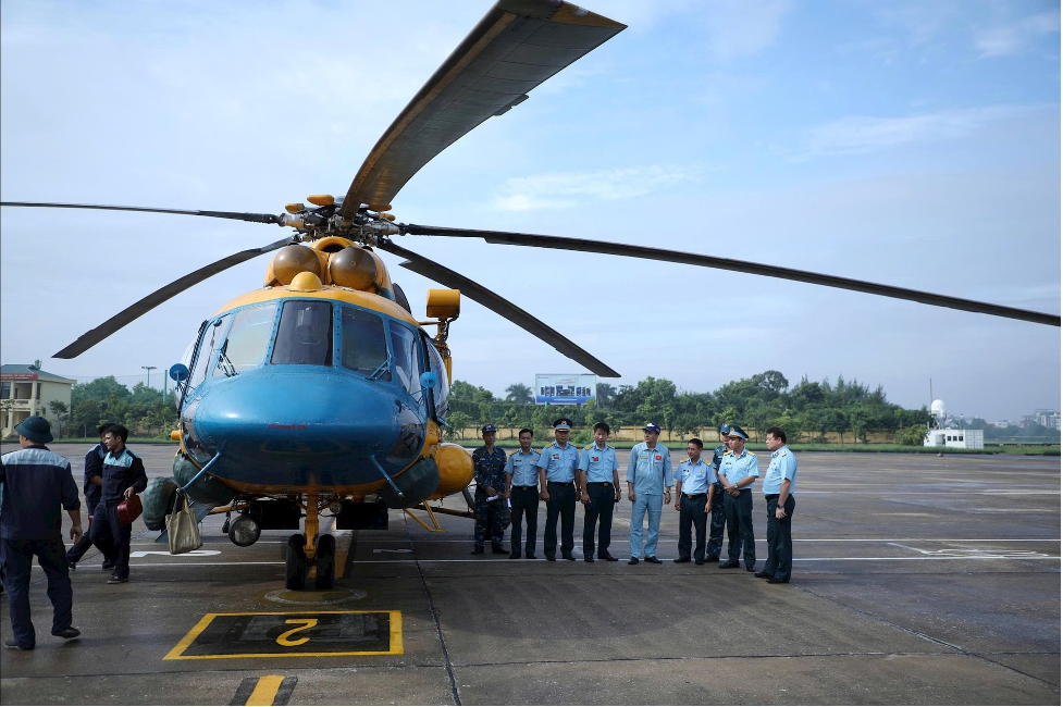 Đảm bảo an toàn cho các chuyến bay cứu trợ người dân ở vùng lũ - ảnh 1