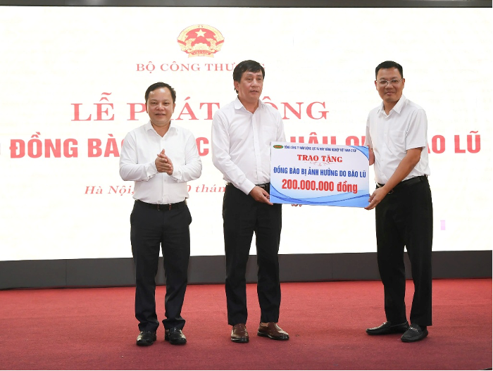 Bộ Công Thương quyên góp gần 1 tỷ đồng ủng hộ đồng bào khắc phục hậu quả bão lũ - ảnh 2