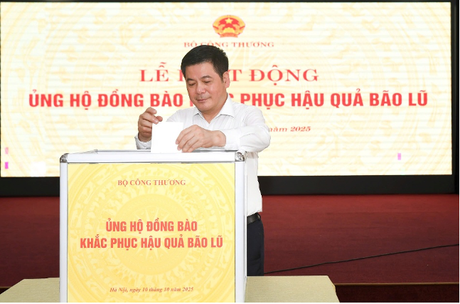 Bộ Công Thương quyên góp gần 1 tỷ đồng ủng hộ đồng bào khắc phục hậu quả bão lũ - ảnh 1