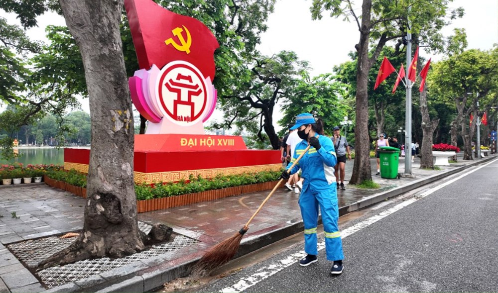 Urenco tăng cường vệ sinh môi trường phục vụ Đại hội Đảng bộ thành phố Hà Nội lần thứ XVIII, nhiệm kỳ 2025–2030 - ảnh 1