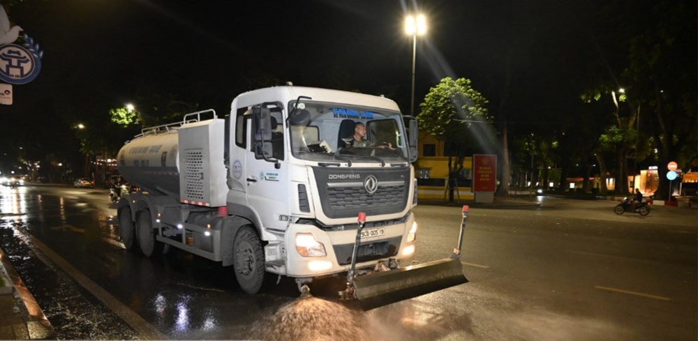 Urenco tăng cường vệ sinh môi trường phục vụ Đại hội Đảng bộ thành phố Hà Nội lần thứ XVIII, nhiệm kỳ 2025–2030 - ảnh 2
