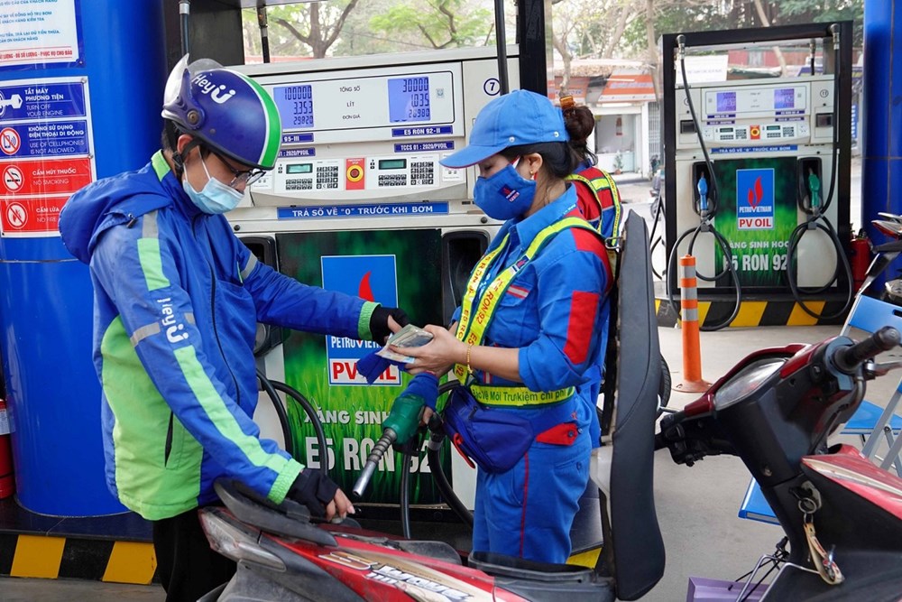 Giá xăng dầu hôm nay 18.10: Trong nước tăng nhẹ, thế giới rơi tự do - ảnh 1