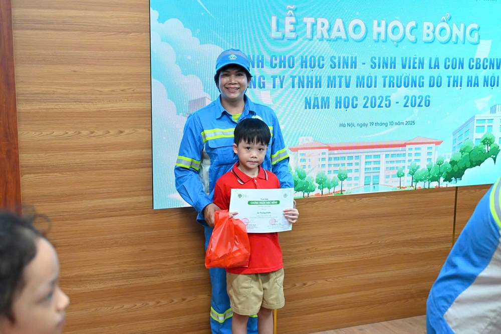 Học bổng “PRO Việt Nam - URENCO”: Tiếp sức ước mơ con em công nhân môi trường - ảnh 9