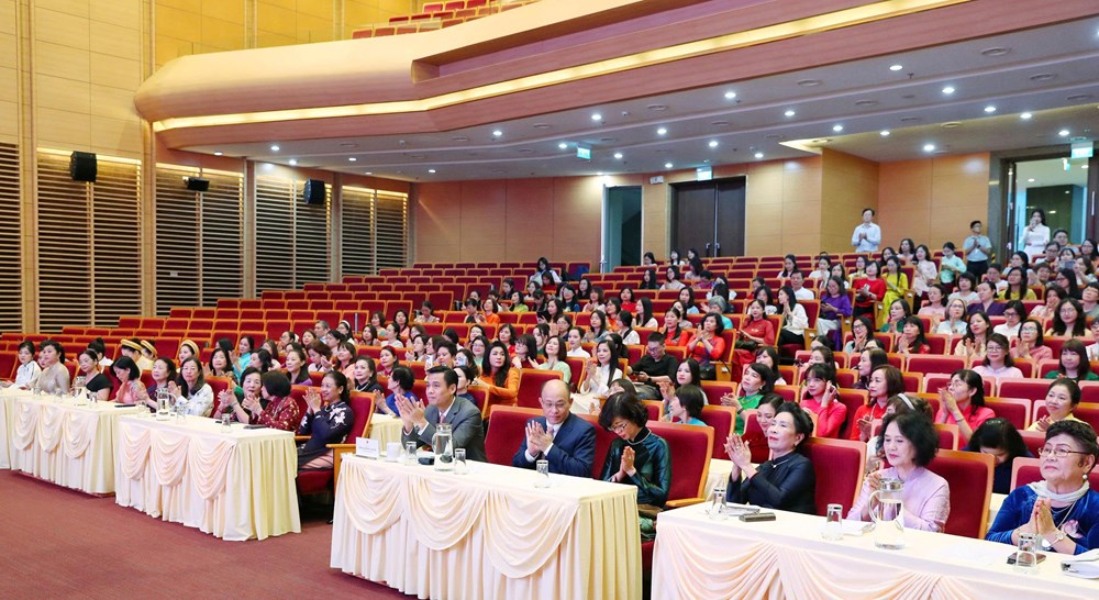 “Nhà ngoại giao nữ với Áo dài Việt”: Lan tỏa bản sắc, bồi đắp sức mạnh mềm văn hóa - ảnh 1