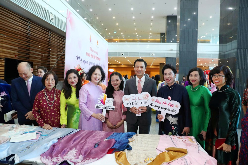 “Nhà ngoại giao nữ với Áo dài Việt”: Lan tỏa bản sắc, bồi đắp sức mạnh mềm văn hóa - ảnh 6
