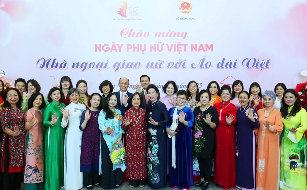 “Nhà ngoại giao nữ với Áo dài Việt”: Lan tỏa bản sắc, bồi đắp sức mạnh mềm văn hóa - ảnh 7