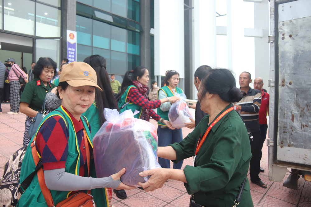 “Mất đi ánh sáng, nhưng hôm nay tôi thấy được niềm ấm áp của tình người" - ảnh 15