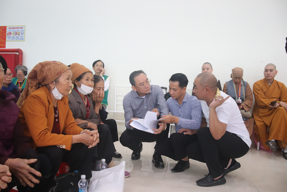 “Mất đi ánh sáng, nhưng hôm nay tôi thấy được niềm ấm áp của tình người" - ảnh 19