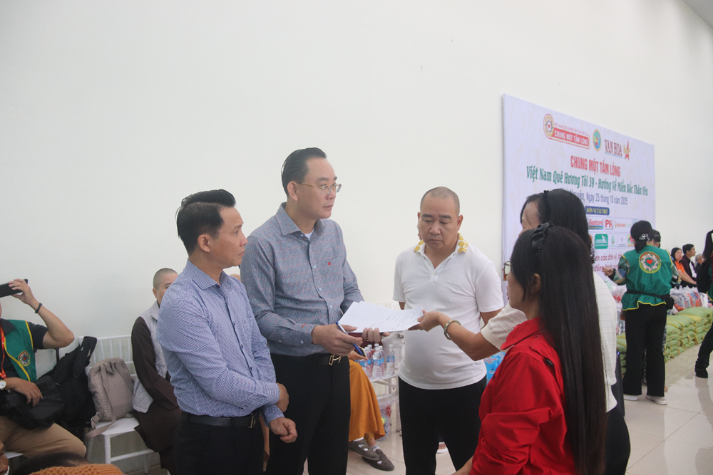 “Mất đi ánh sáng, nhưng hôm nay tôi thấy được niềm ấm áp của tình người" - ảnh 20