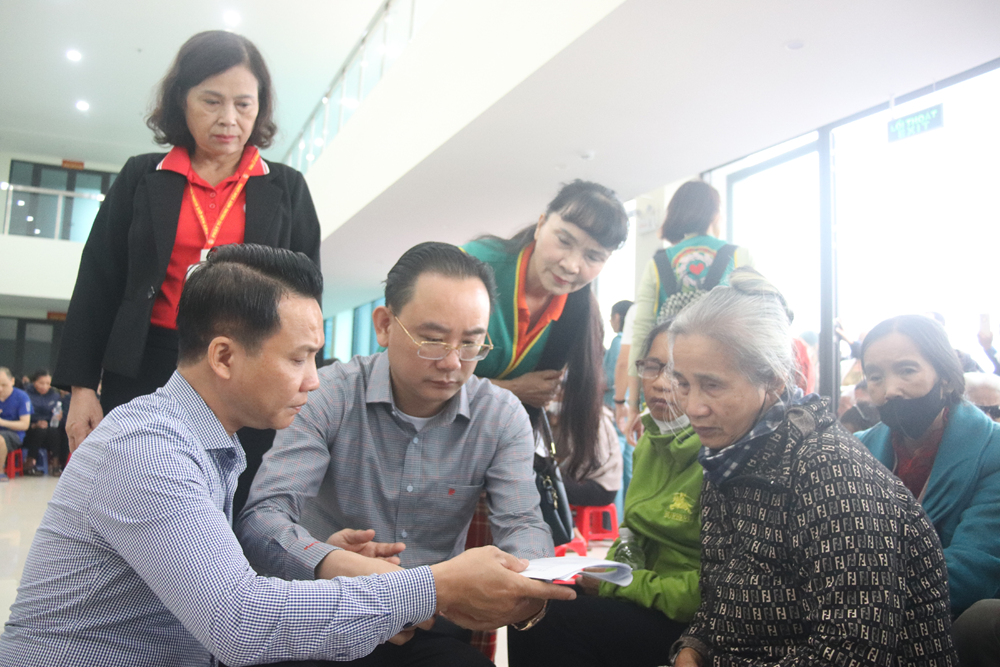 “Mất đi ánh sáng, nhưng hôm nay tôi thấy được niềm ấm áp của tình người" - ảnh 21
