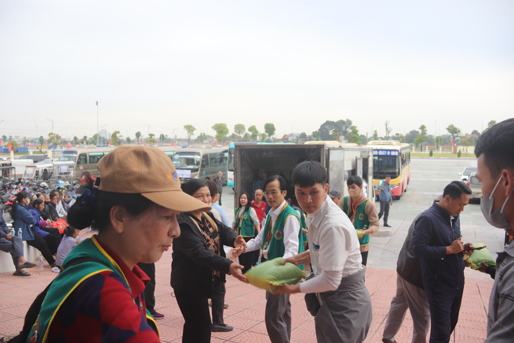 “Mất đi ánh sáng, nhưng hôm nay tôi thấy được niềm ấm áp của tình người" - ảnh 22
