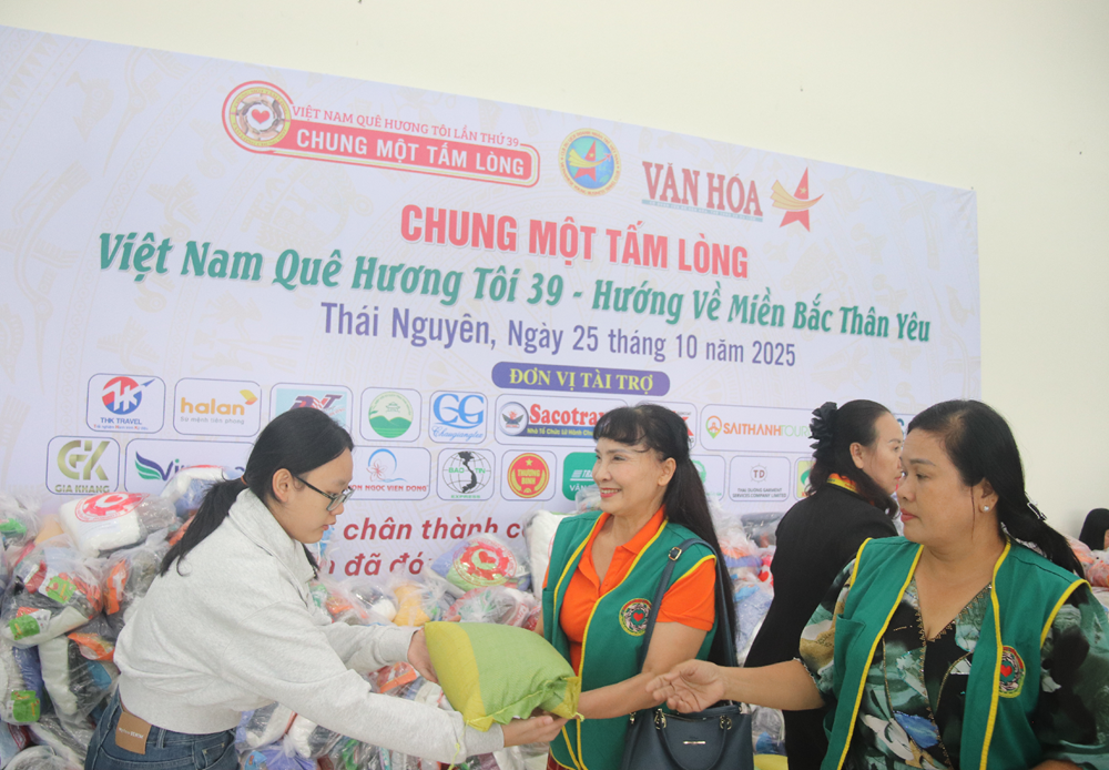 “Mất đi ánh sáng, nhưng hôm nay tôi thấy được niềm ấm áp của tình người" - ảnh 23