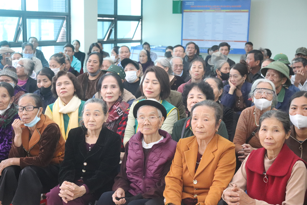 “Mất đi ánh sáng, nhưng hôm nay tôi thấy được niềm ấm áp của tình người" - ảnh 25