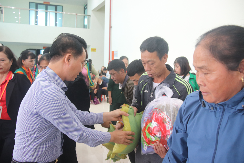 “Mất đi ánh sáng, nhưng hôm nay tôi thấy được niềm ấm áp của tình người" - ảnh 3