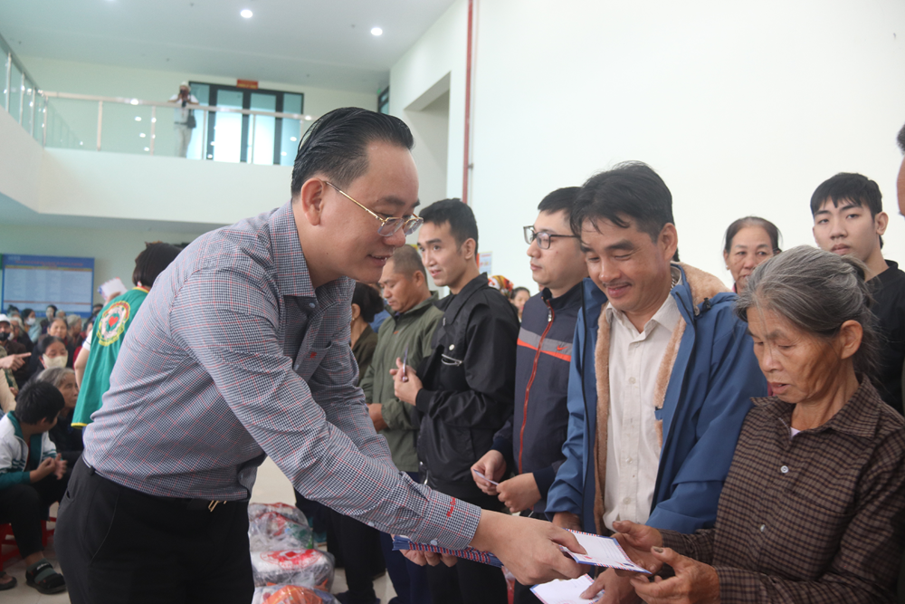 “Mất đi ánh sáng, nhưng hôm nay tôi thấy được niềm ấm áp của tình người" - ảnh 5