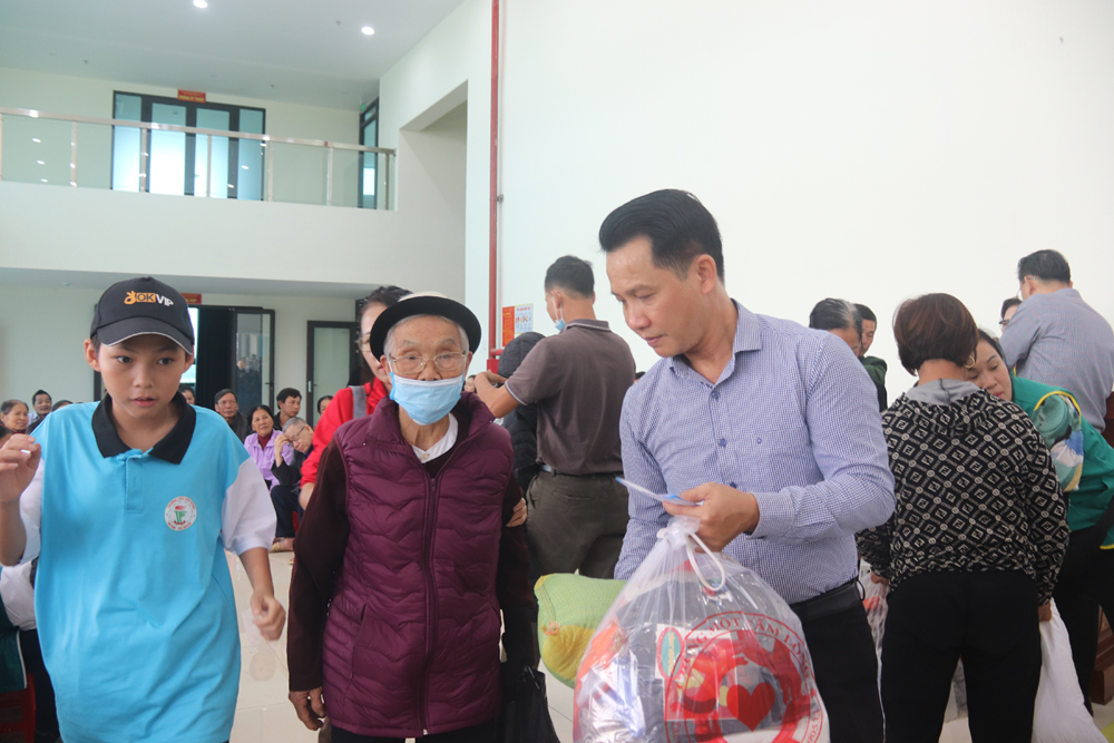 “Mất đi ánh sáng, nhưng hôm nay tôi thấy được niềm ấm áp của tình người" - ảnh 29