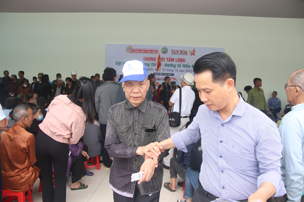 “Mất đi ánh sáng, nhưng hôm nay tôi thấy được niềm ấm áp của tình người" - ảnh 30