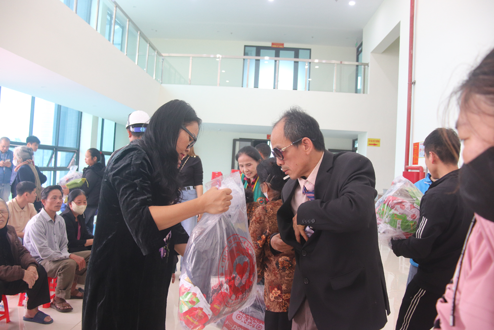 “Mất đi ánh sáng, nhưng hôm nay tôi thấy được niềm ấm áp của tình người" - ảnh 31