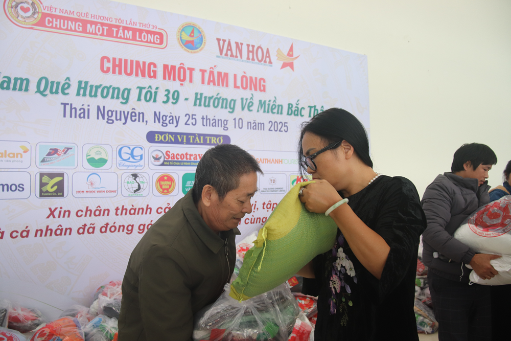 “Mất đi ánh sáng, nhưng hôm nay tôi thấy được niềm ấm áp của tình người" - ảnh 32