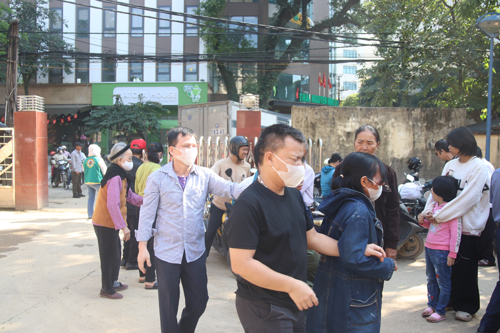 “Mất đi ánh sáng, nhưng hôm nay tôi thấy được niềm ấm áp của tình người" - ảnh 35