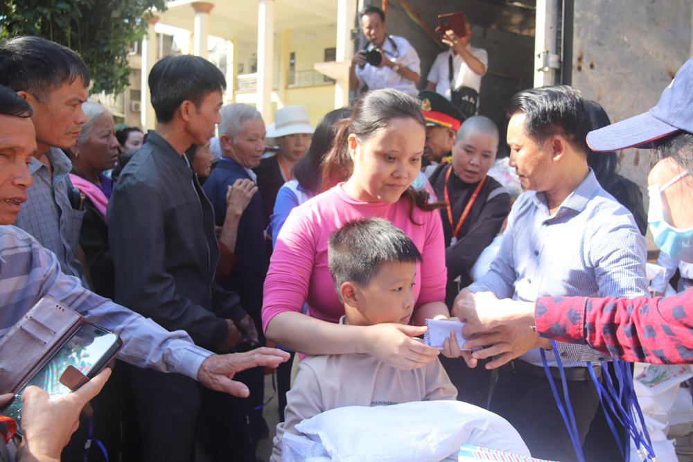 “Mất đi ánh sáng, nhưng hôm nay tôi thấy được niềm ấm áp của tình người" - ảnh 38
