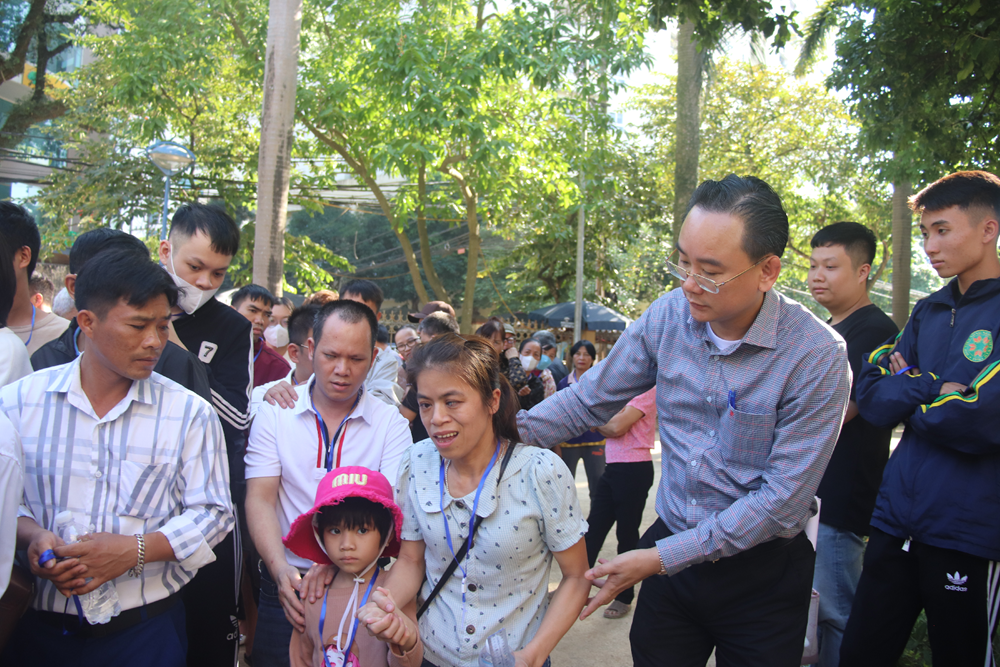 “Mất đi ánh sáng, nhưng hôm nay tôi thấy được niềm ấm áp của tình người" - ảnh 41