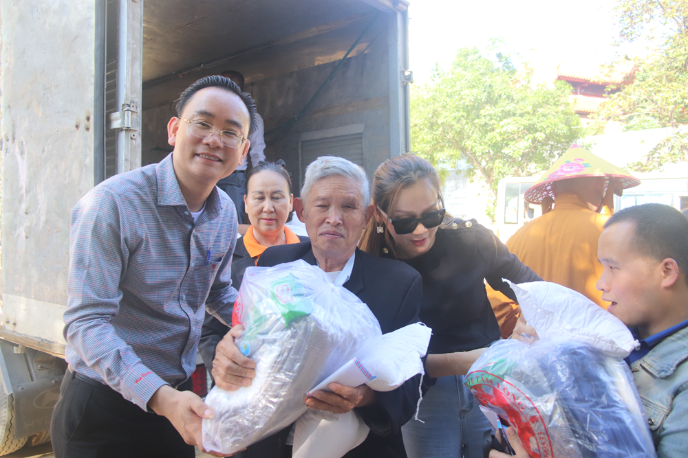 “Mất đi ánh sáng, nhưng hôm nay tôi thấy được niềm ấm áp của tình người" - ảnh 42