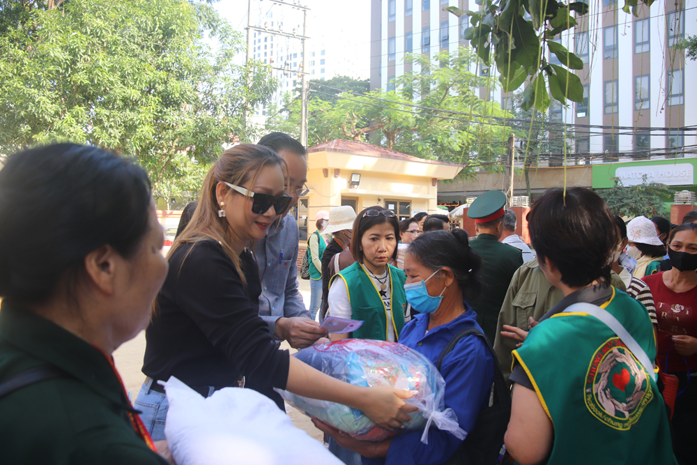 “Mất đi ánh sáng, nhưng hôm nay tôi thấy được niềm ấm áp của tình người" - ảnh 44
