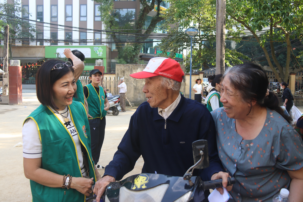 “Mất đi ánh sáng, nhưng hôm nay tôi thấy được niềm ấm áp của tình người" - ảnh 45