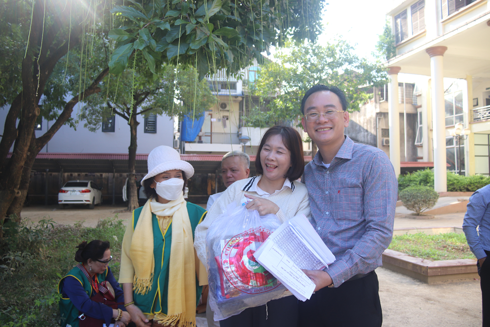 “Mất đi ánh sáng, nhưng hôm nay tôi thấy được niềm ấm áp của tình người" - ảnh 46