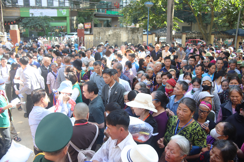 “Mất đi ánh sáng, nhưng hôm nay tôi thấy được niềm ấm áp của tình người" - ảnh 48